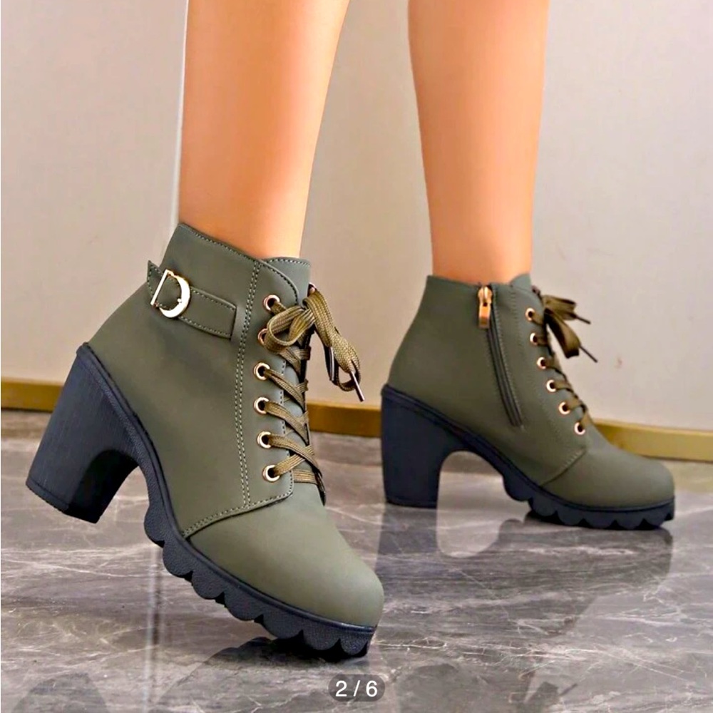 Olive Green Ankle Boots with Chunky Heel
In size 42-9.5